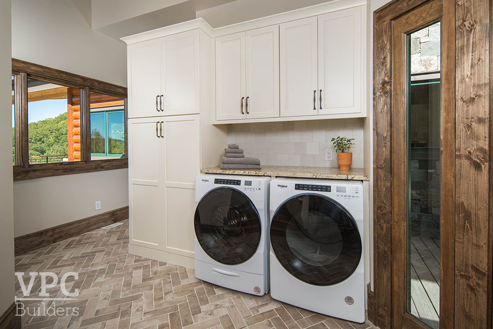 Hawk Point Lodge laundry room