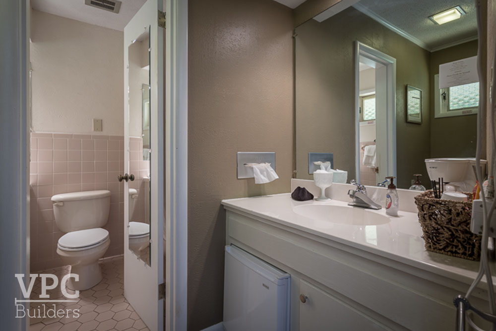 Cliff Dwellers Inn bathroom