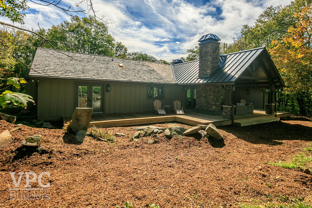 Golf Cottage in Linville backyard