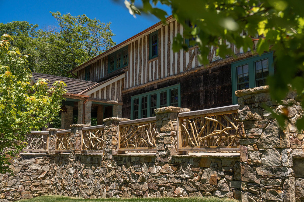 Cottage style home exterior.